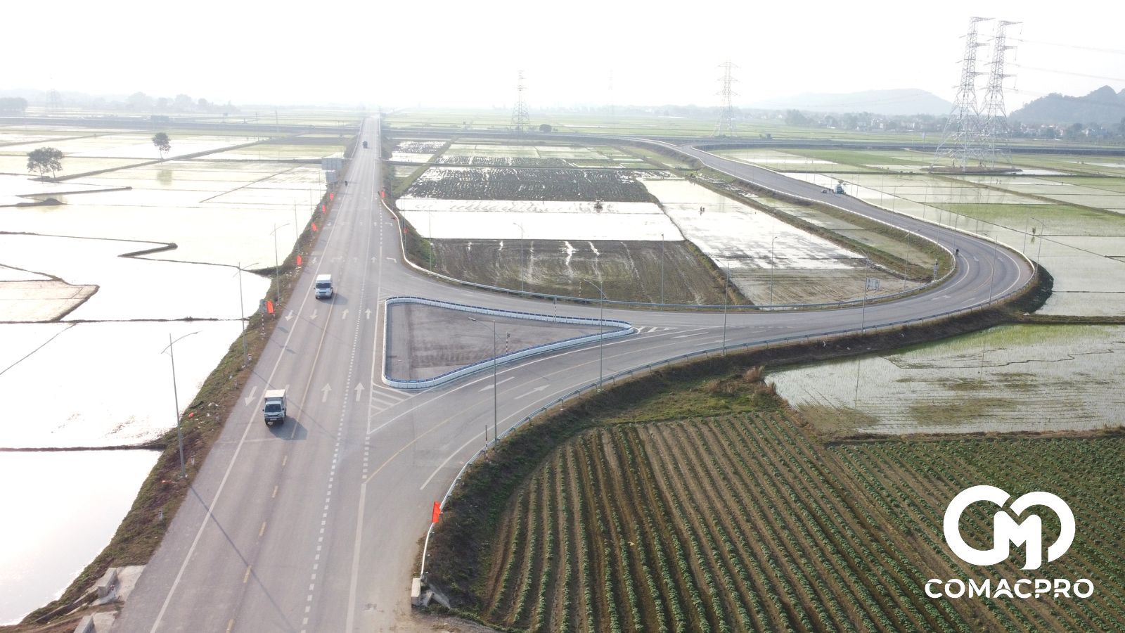Dự án có nút giao với tuyến đường cao tốc Bắc - Nam phía Đông (nút giao Thiệu Giang), bố trí nhánh kết nối và cầu vượt dài 310m tại Km 8+500.