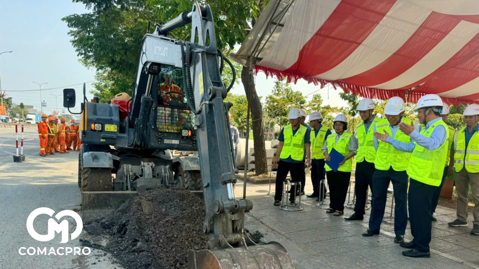 Phó Cục trưởng cùng lãnh đạo Khu quản lý đường bộ IV kiểm tra thực địa quá trình thi công duy tu trên tuyến QL51.