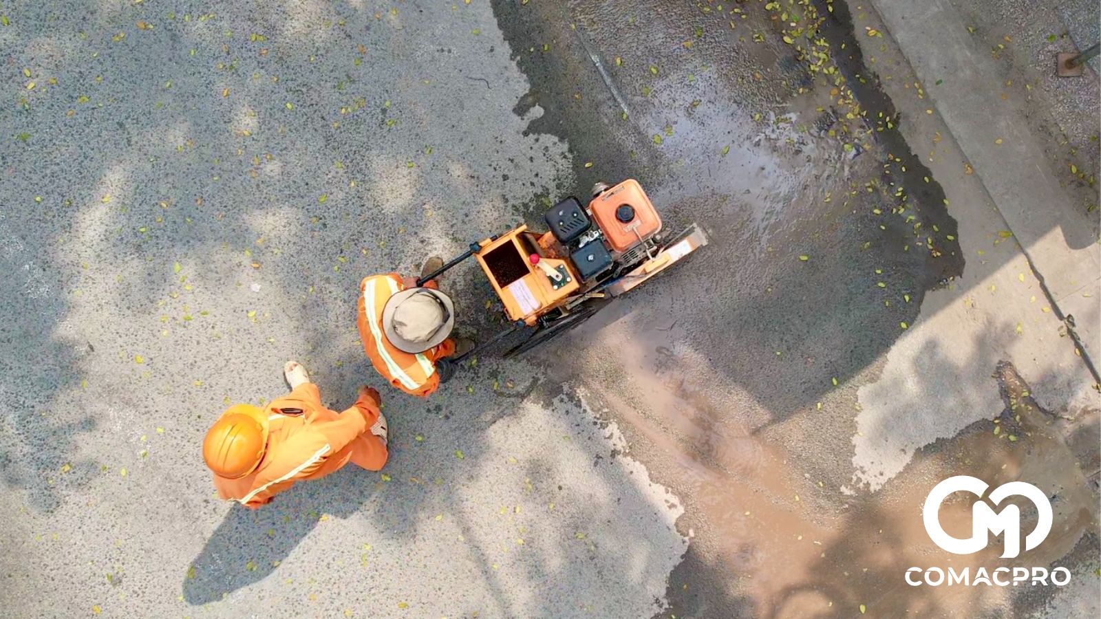 Công nhân thi công duy tu hệ thống thoát nước trên tuyến QL51 vào chiều 6/2.