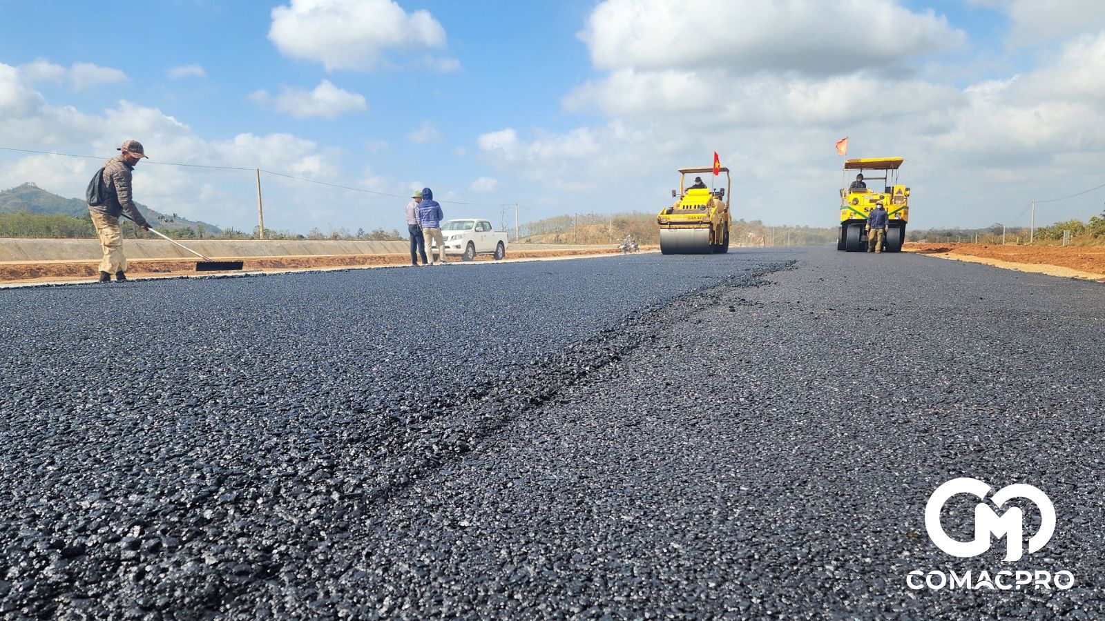 Đang chỉ huy tại công trường, ông Lê Quốc Thắng, Phó giám đốc Công ty TNHH An Nguyên cho biết: "Ngay sau nghỉ Tết, công ty huy động người và phương tiện để thảm đại trà dự án. Với quyết tâm cao độ, đến nay, đơn vị thảm nhựa được 2km, phấn đấu trong 10 ngày tới sẽ thảm hoàn thiện 4km đầu. Ngoài ra, sẽ tăng ca, kíp thi công hoàn thiện đoạn còn lại theo tiến độ đã cam kết".