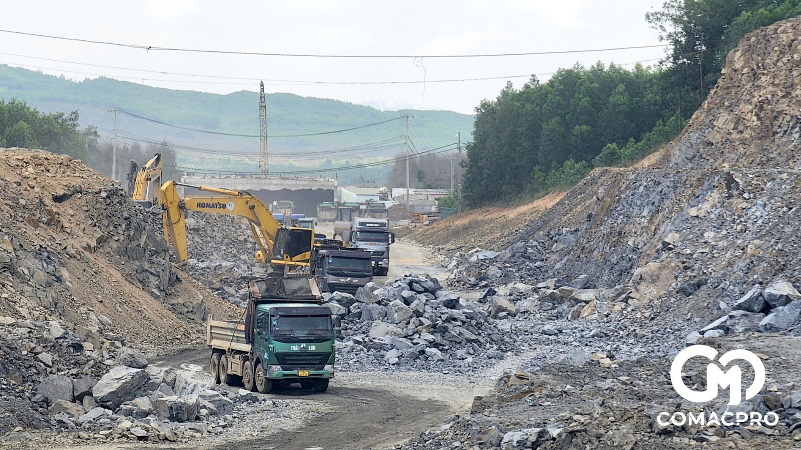 Tại gói thầu số 2, nhà thầu Tân Nam đang tập trung thiết bị "bạt đồi, xẻ núi" để thi công thông những mét mặt đường cuối cùng.