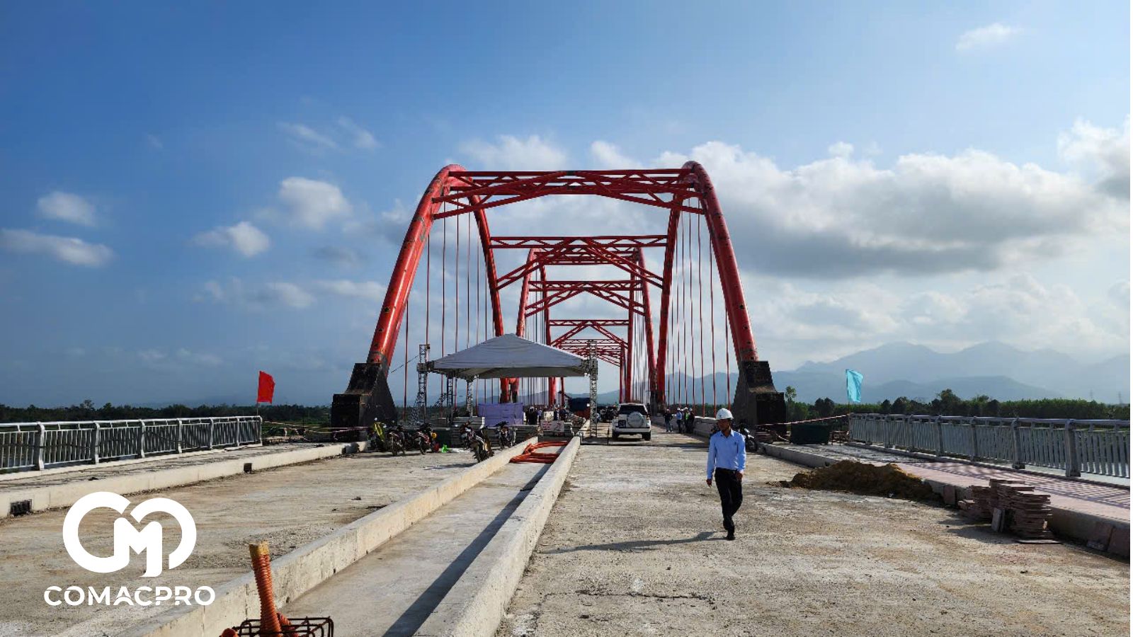 Công trình cầu Trà Khúc 3 có chiều dài tuyến hơn 2,5km, trong đó phần cầu và đường dẫn hơn 1,8km. Tổng diện tích đất thu hồi khoảng 11ha. Đồng thời, di dời giải t, bố trí 23 lô đất tái định cư cho người dân trong vùng dự án.