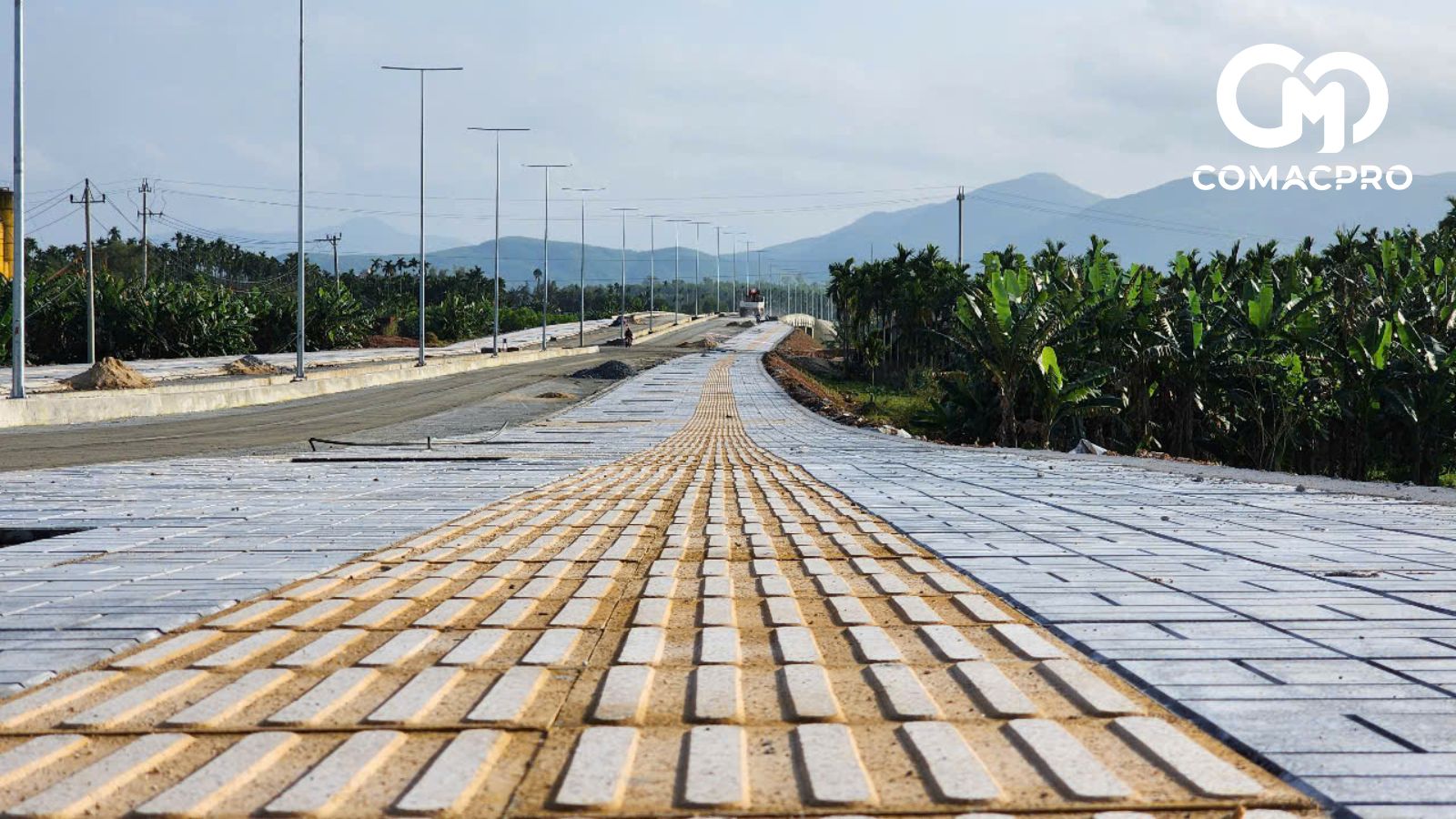 Đối với hạng mục vỉa hè đường dẫn hai bên đầu cầu, được thiết kế lát gạch Terrazzo với việc phối màu tạo điểm nhấn cho công trình.