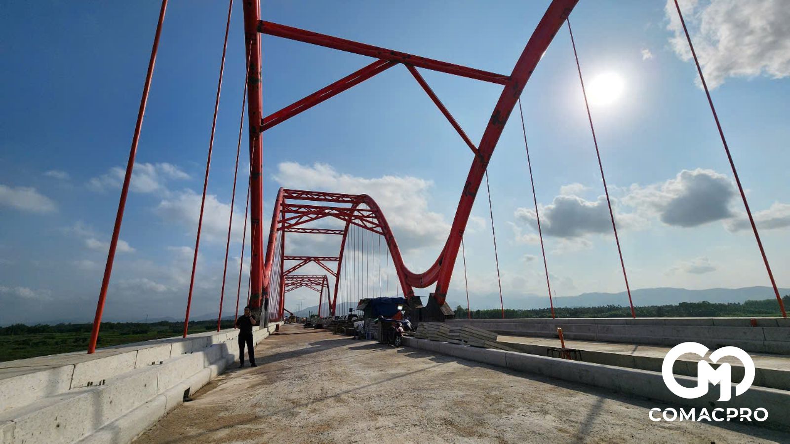 Phần dầm vòm sắt là bộ phận kết cấu phức tạp nhất được liên doanh nhà thầu nỗ lực thi công trong điều kiện công địa giới hạn, song đến nay vòm sắt màu đỏ được lắp ráp xong tạo điểm nhấn ấn tượng cho khu vực công trình được xây dựng.