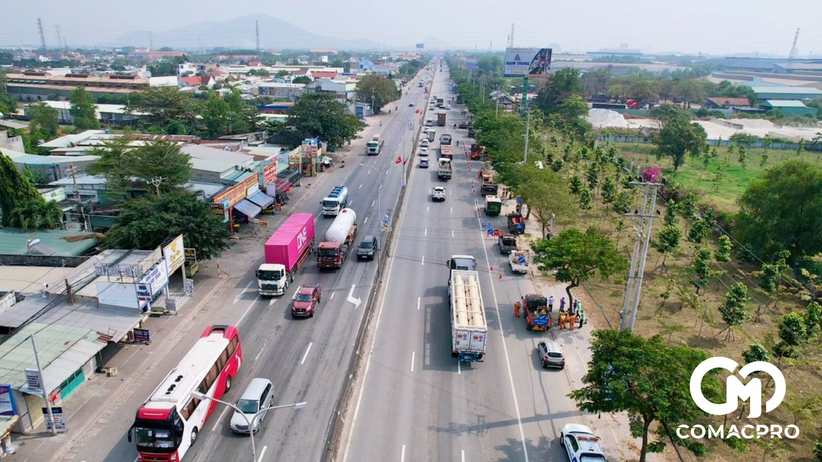 Theo ghi nhận của PV Báo Giao thông, hiện nay trên toàn tuyến QL51 đoạn qua địa bàn hai tỉnh Đồng Nai và Bà Rịa - Vũng Tàu các công nhân đang duy tu, bảo dưỡng các điểm hư hỏng, ổ voi ổ gà, xử lý hệ thống thoát nước để người dân đi lại an toàn.
