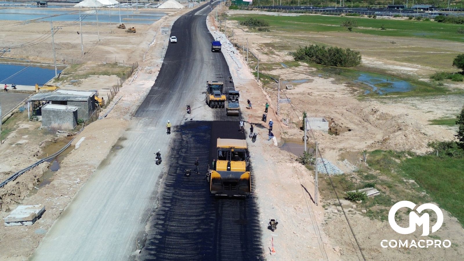 Cuối năm 2024, công tác di dời đường điện, nước, giải tỏa mặt bằng đoạn đầu tuyến được hoàn thành, nhà thầu đang tăng tốc thi công nền đường, đồng loạt thảm nhựa mặt đường tuyến chính.