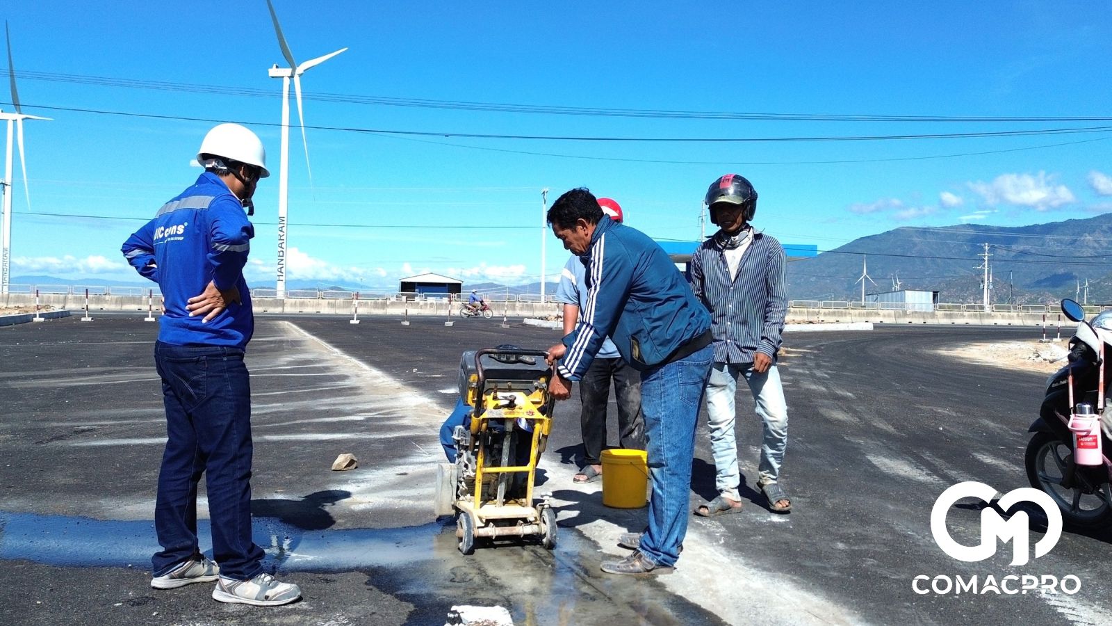 Công nhân thi công tại gói thầu số 23 đoạn qua huyện Thuận Bắc.