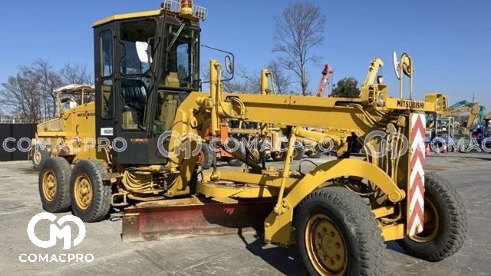 MG200 nhà MITSUBISHI là một trong những dòng xe san gạt thường được sử dụng trong các công trình xây dựng, đường bộ, và các dự án cải tạo, làm đường.