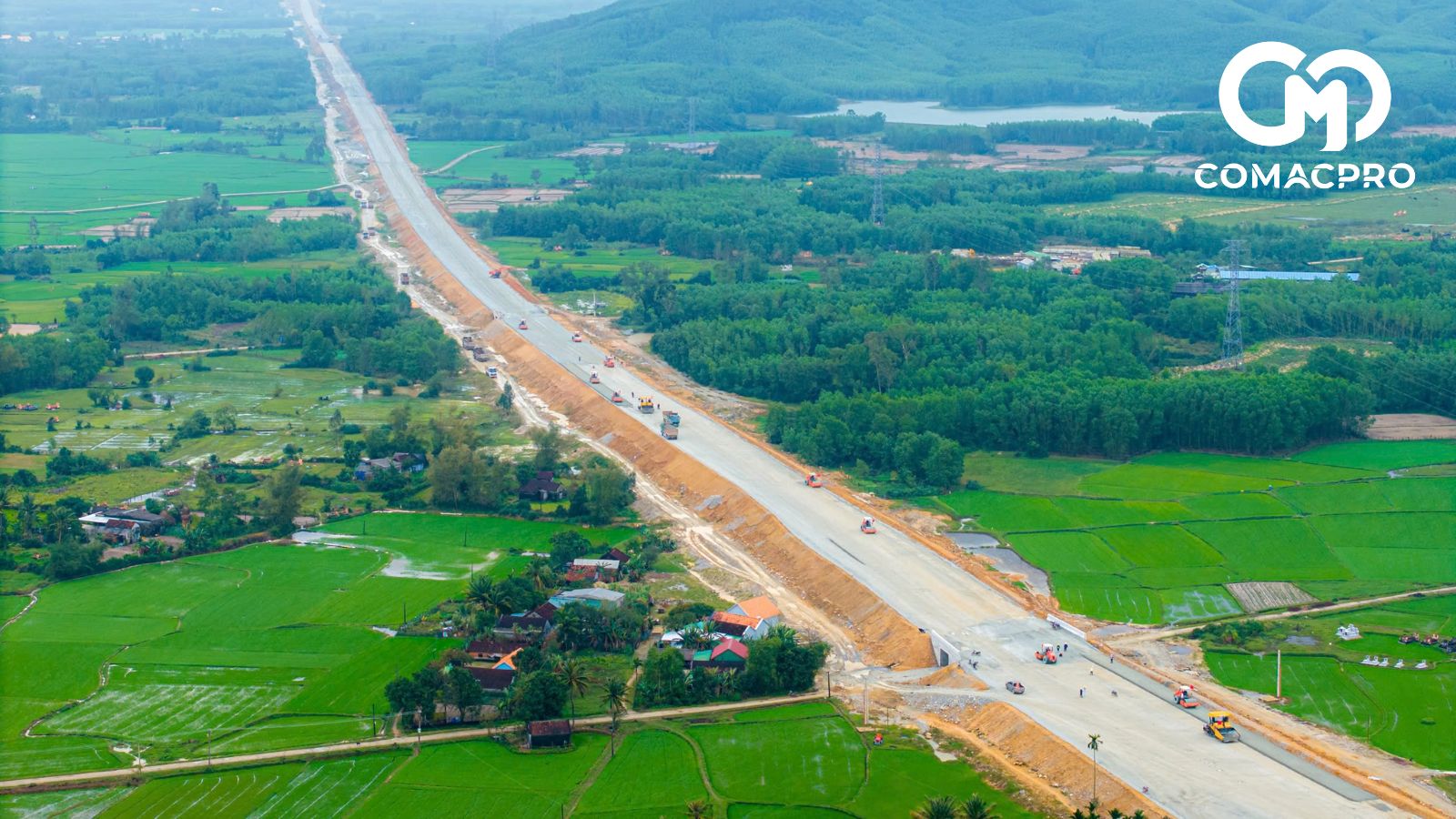 Cao tốc Quảng Ngãi - Hoài Nhơn dài 88km đi qua địa bàn 2 tỉnh Quảng Ngãi và Bình Định với vốn đầu tư khoảng 20.400 tỷ đồng. Sau hơn 2 năm thi công, tiến độ xây lắp đạt 7.300/13.343 tỷ đồng vốn xây lắp, giải ngân gần 8.900 tỷ đồng.
