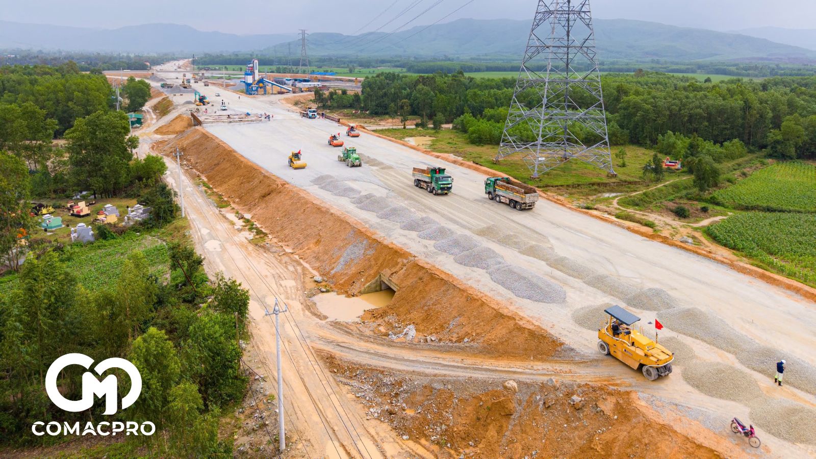 Công tác đắp đất nền đường tuyến chính đạt trên 95%, hoàn thành công trình thoát nước, hầm chui dân sinh; thi công cấp phối đá dăm 12km. Đại diện nhà thầu cho biết, những đoạn hoàn thiện đắp k98, đơn vị đang tăng tốc thi công cấp phối, sẵn sàng thảm nhựa để hoàn thành nền đường trong năm 2025.