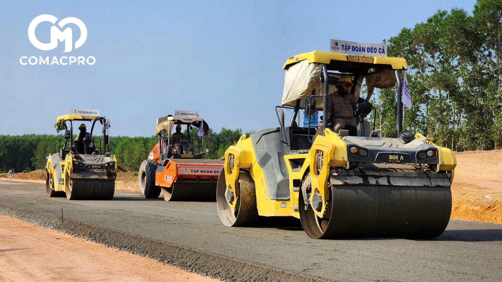 Đá dăm được đổ đến đâu san gạt đến đó, đội máy lu tiếp quản công địa lu lèn đầm chặt nền đường.