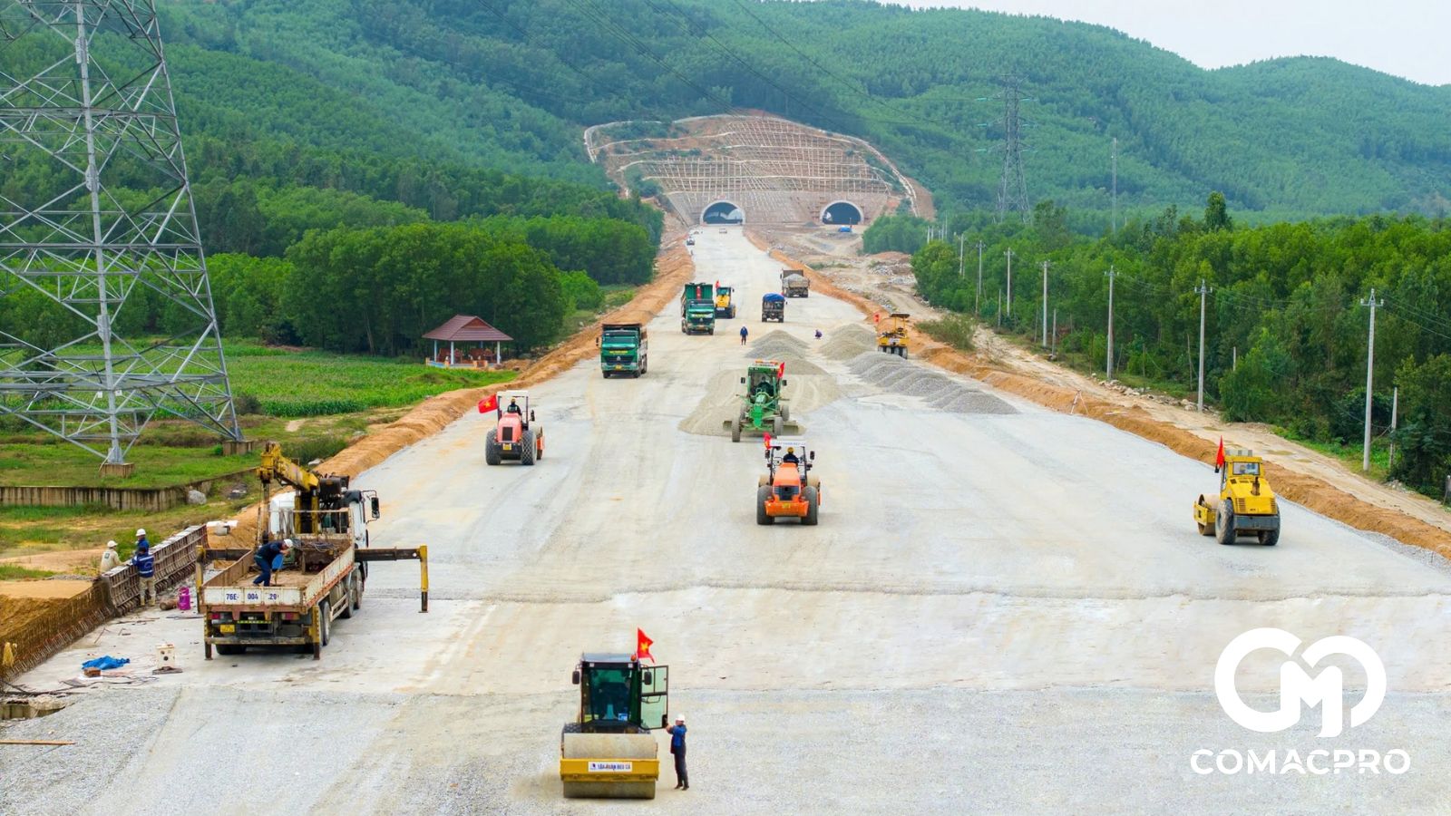 Đường găng quan trọng của dự án là hệ thống 3 hầm xuyên núi, đến nay cả 2 hầm số 1 và số 2 đã thi công cơ bản hoàn thiện. Riêng hầm số 3 đã đào 5.000/6.400m cho cả hai ống hầm, bê tông vỏ hầm gần 1.700m...