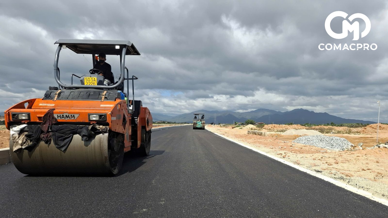 Kỹ sư Nguyễn Công Minh, Chỉ huy trưởng mũi thi công thuộc Công ty CP Giao thông Ninh Thuận cho biết hiện tại thời tiết khô ráo, các mũi thi công đang đồng loạt thảm 3,5km tuyến chính đoạn nối cầu vượt đường sắt đến xã Nhị Hà (huyện Thuận Nam).