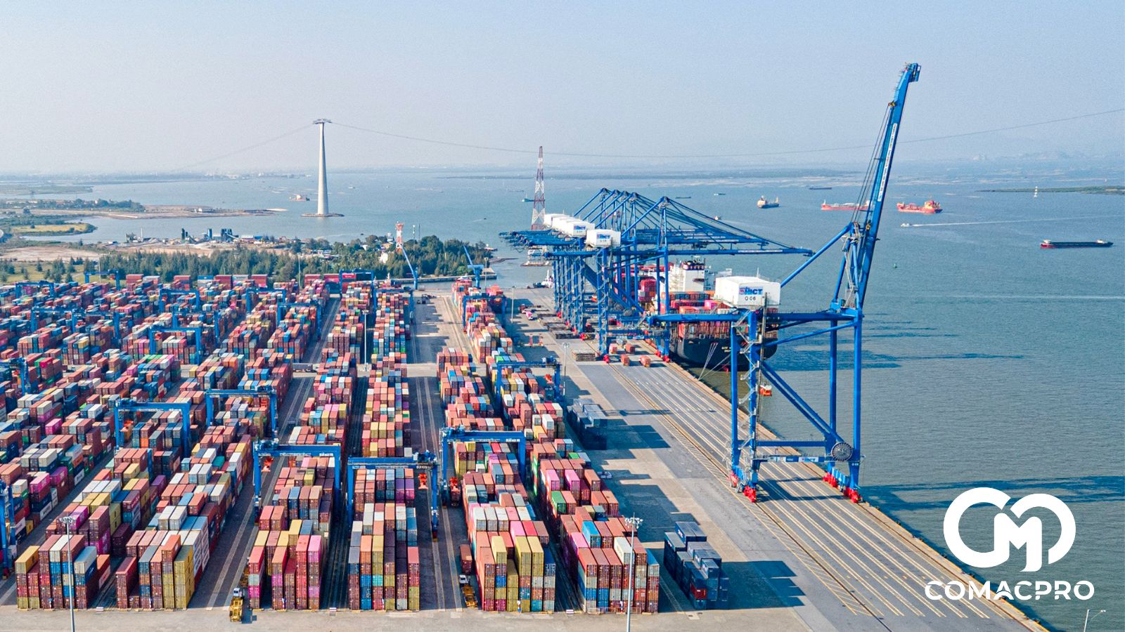 Giá dịch vụ bốc dỡ cảng biển tại Việt Nam được đánh giá còn thấp hơn nhiều so với các cảng khác trong khu vực. Ảnh: Tạ Hải.