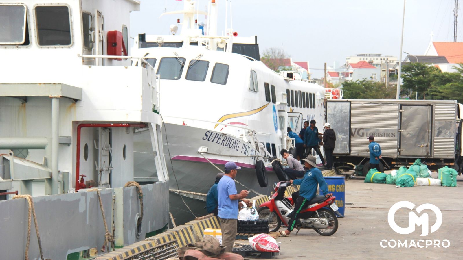 Anh Nguyễn Văn Cương, thuyền trưởng tàu cao tốc Trưng Nhị (tuyến Phú Quý - Phan Thiết) cho biết nhiều tàu vận tải, tàu cá luôn bất an khi ra vào cập cảng Phan Thiết. <yoastmark class=
