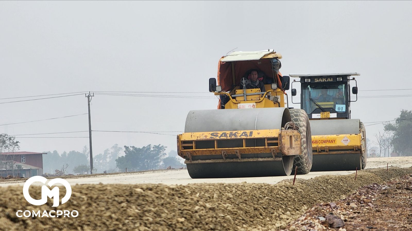 “Thời tiết mưa ẩm thì không thể thảm bê tông nhựa, chính vì thế, chúng tôi không thể tham đồng loạt được mà phải đợi thời tiết nắng ráo mới thực hiện. Cùng với đó, trên tuyến còn khoảng hơn 200m chưa có mặt bằng (người dân chưa bàn giao) để nhà thầu thi công”, ông Trường cho hay.