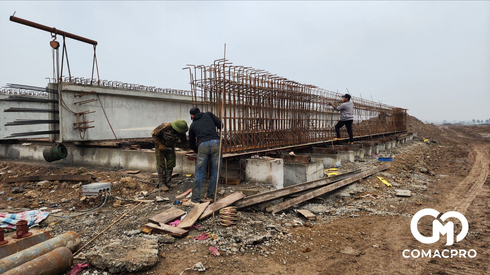 Đại diện Ban Quản lý dự án xây dựng giao thông (Sở Giao thông vận tải tỉnh Bắc Ninh) cho biết, tại gói thầu số 14 hiện nay đang triển khai 12 mũi thi công, trong đó 7 mũi thi công đường, 3 mũi thi công cầu, 2 mũi thi công cống thoát nước.