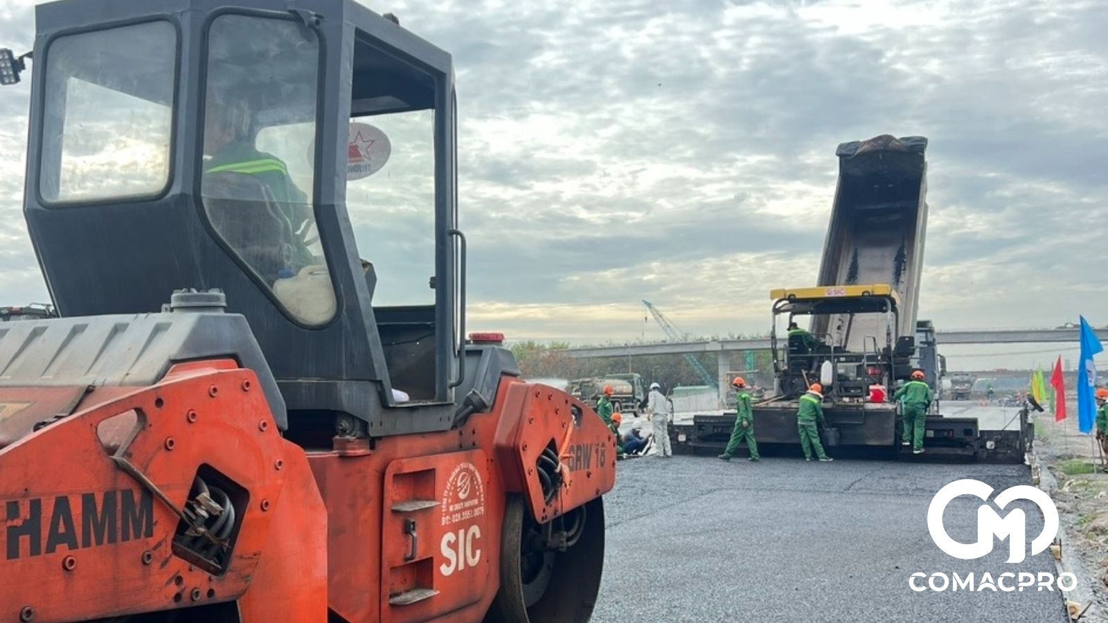 Từng nhóm công nhân chia việc tham gia thảm nhựa trên cao tốc Biên Hòa - Vũng Tàu.