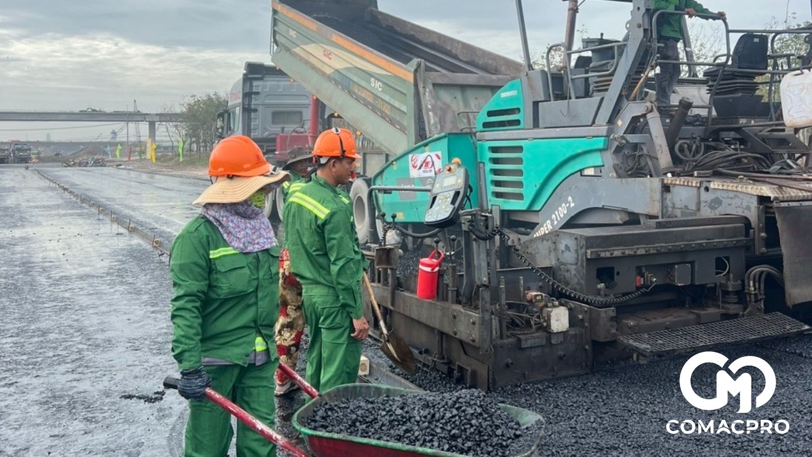 Bước đầu sẽ thảm nhựa thử nghiệm đoạn dài 150m và sau đó căn cứ thời tiết sẽ đưa ra phương án thảm đại trà.