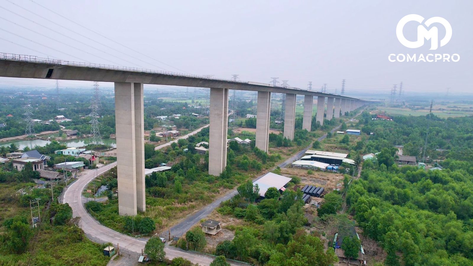 Theo ghi nhận của PV, hiện nay cầu Phước Khánh vẫn đang dừng thi công, lối vào khu vực chân cầu có hàng rào và được khóa trái để bảo vệ máy móc, thiết bị, sắt thép còn lại bên trong.