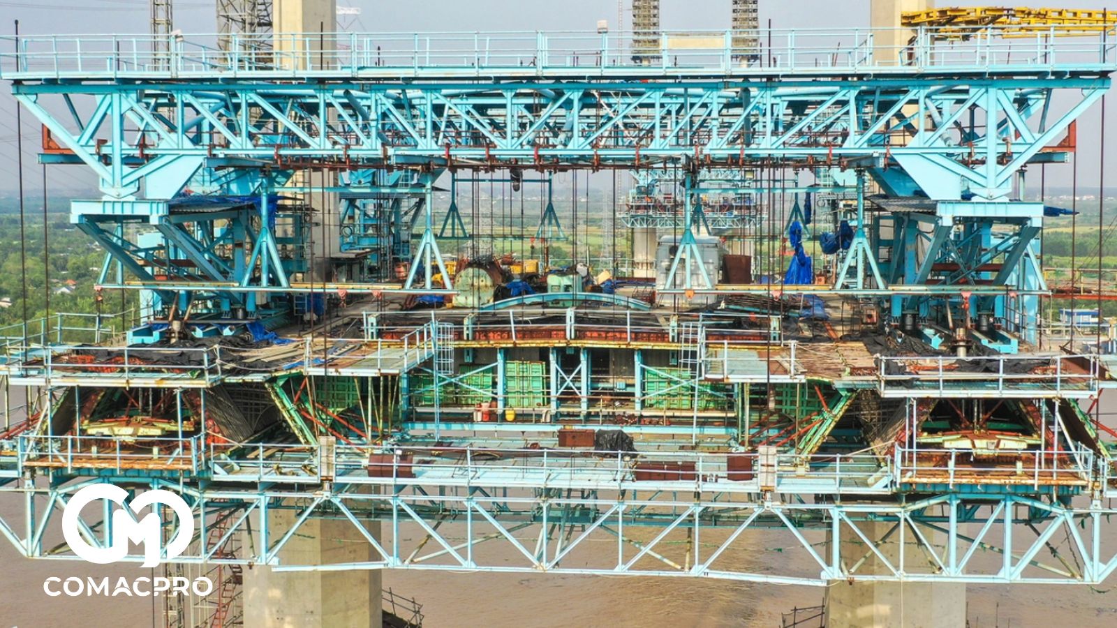 Trước đó cầu Phước Khánh dự kiến hoàn thành vào cuối năm 2019, tuy nhiên do gặp một số vướng mắc nên đến nay cây cầu này vẫn dừng thi công nhiều năm với sản lượng đạt trên 80%.