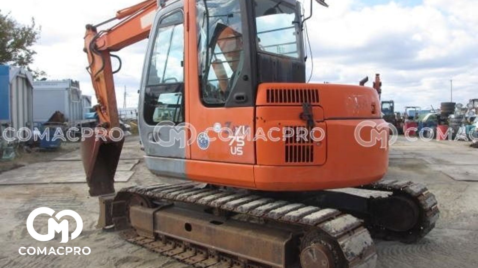 Vị trí thứ hai là HITACHI ZX75US-A, dòng xúc cỡ nhỏ nhưng đảm bảo hiệu suất làm việc mạnh mẽ rất phù hợp với nhiều ứng dụng khác nhau trong ngành xây dựng và đào đất.