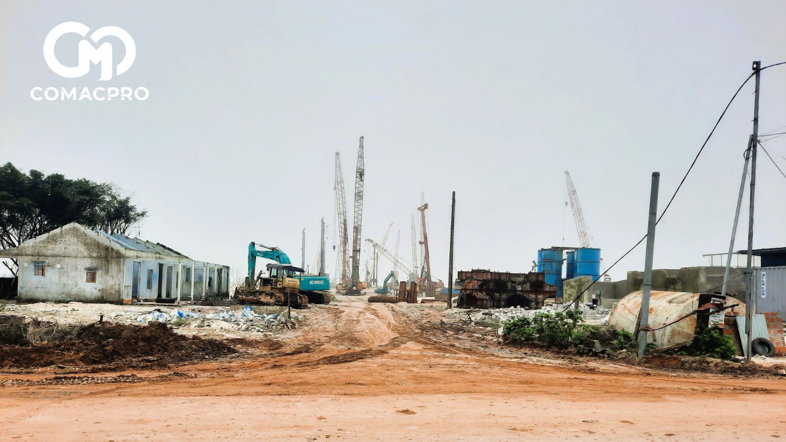 Một số công trình, nhà cửa đã được tháo dỡ bàn giao mặt bằng.