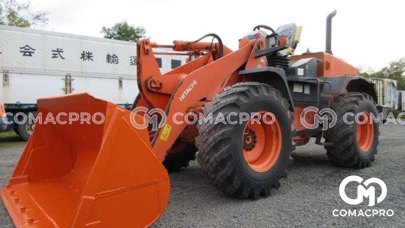 Dòng xúc này được đánh giá cao về độ bền và hiệu suất làm việc cho nhiều loại công việc như xúc dọn, vận chuyển vật liệu xây dựng và nông nghiệp.