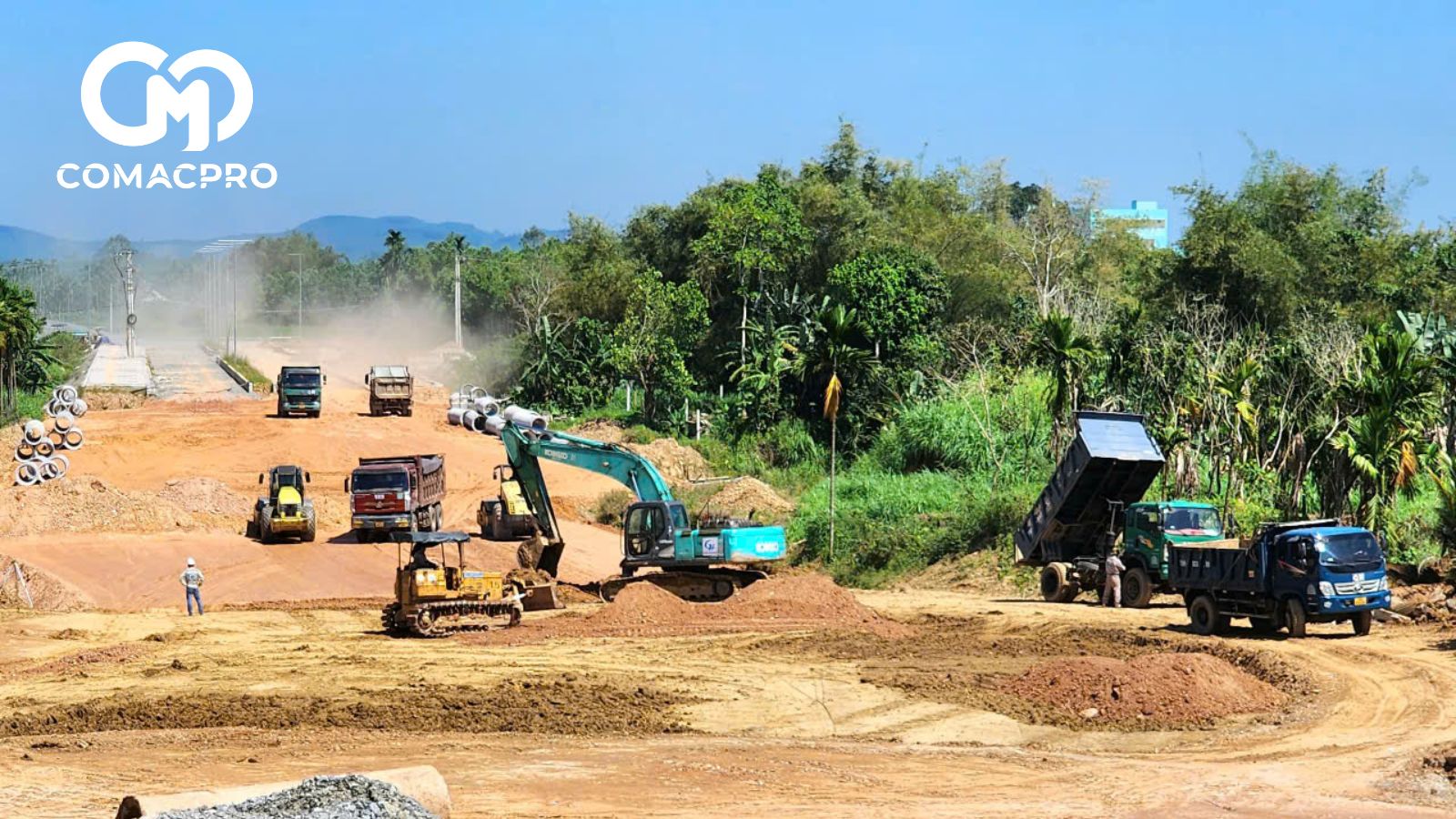 Sau khi mặt bằng được gỡ thông, công trường cầu Trà Khúc 3 nối huyện Sơn Tịnh và Tư Nghĩa trở nên rộn ràng, hàng chục đầu máy thiết bị được các nhà thầu huy động tối đa đến công trường để thi công. Trước đó, vào ngày 25/2, huyện Sơn Tịnh đã cưỡng chế thu hồi thửa đất có diện tích hơn 1.000m2 nằm chắn ngang công trường ở mố cầu phía Bắc.