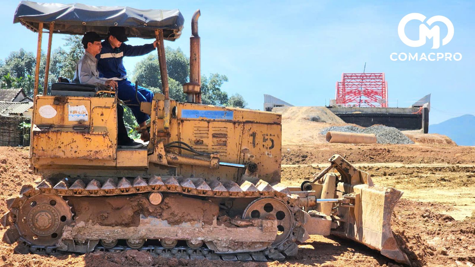 Dưới cái nắng oi bức sau thời gian dài mưa tầm tã, những người thợ lái máy vẫn miệt mài bám công trường với quyết tâm hoàn thành công tác đất nền để đảm bảo kế hoạch rải cấp phối và thảm bê tông nhựa, đưa công trình vào khai thác như kế hoạch.