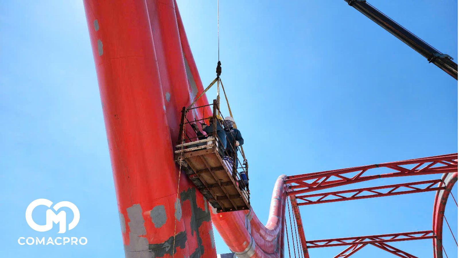 Công nhân đang sơn quét lại phần vòm thép để đảm bảo chất lượng, thẩm mỹ công trình. Với vòm sắt được sơn đỏ, cầu Trà Khúc 3 trở nên nổi bật giữa miền quê phía Tây TP Quảng Ngãi.