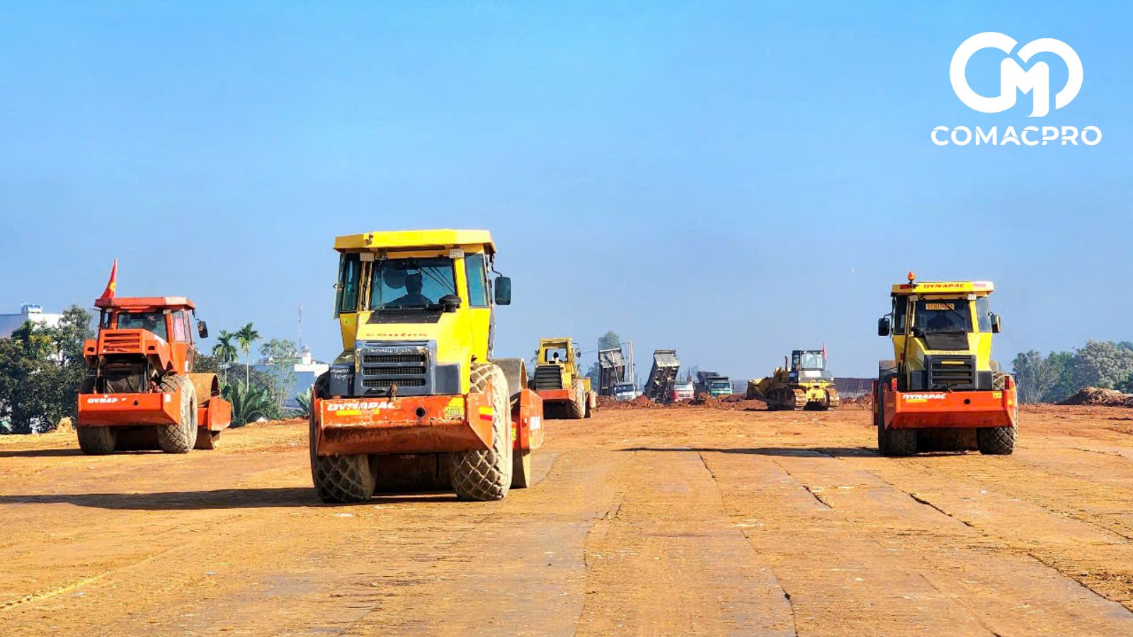 Sáng 3/3, thời tiết tại Quảng Ngãi nắng ấm trở lại sau thời gian dài mưa tầm tã, các nhà thầu thi công cao tốc Quảng Ngãi - Hoài Nhơn tăng tốc thi công. Dọc công trường dự án hàng chục mũi thi công làm việc hết công suất. Công trường dự án rầm rập tiếng thiết bị cơ giới.