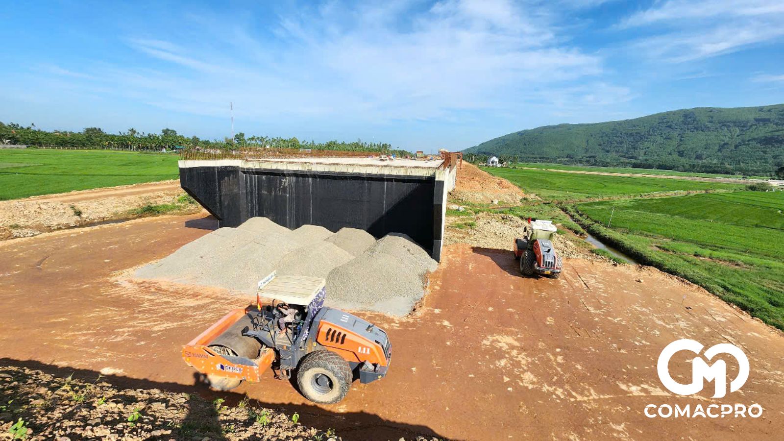 Đối với các vị trí mố cầu, nhà thầu thay vì sử dụng đất đã chuyển sang sử dụng đá cấp phối để tăng độ đầm nén giúp điểm đấu nối nền đường và cầu êm thuận khi đưa vào khai thác.