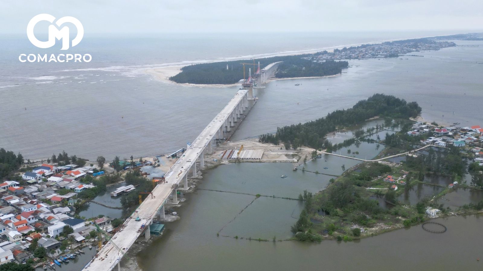 Công trình cầu qua cửa biển Thuận An, TP Huế đang thi công.