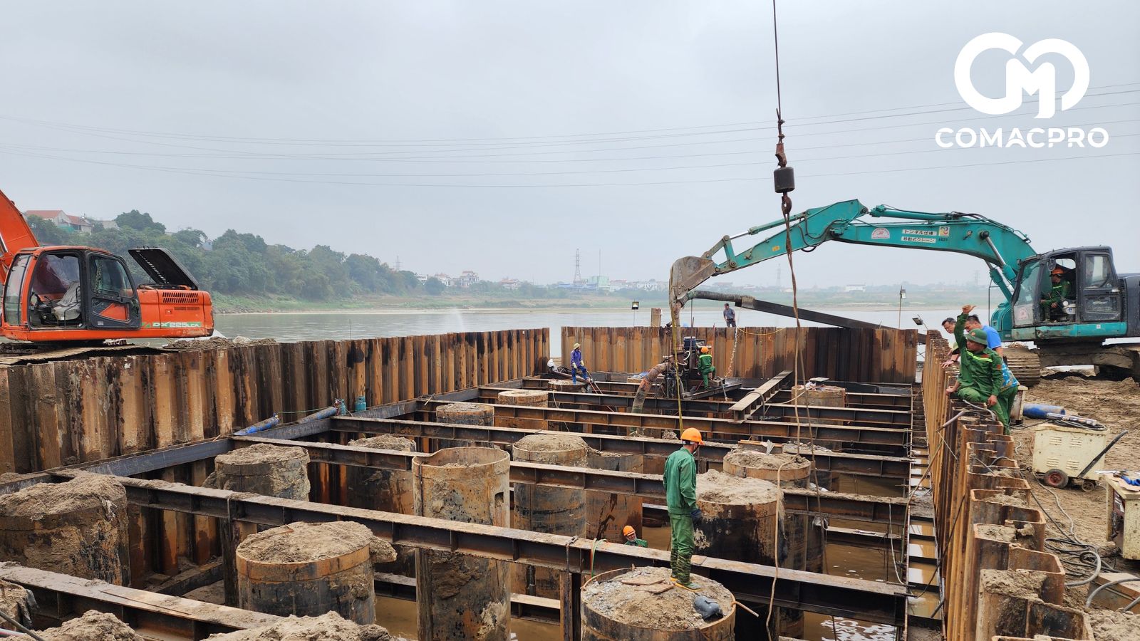 Ngày 4/3, có mặt tại công trường xây dựng cầu Phong Châu mới, PV ghi nhận hàng trăm công nhân đang hối hả thi công. Sau hơn 2 tháng triển khai, đến nay nhiều hạng mục công trình đã hoàn thành. Trong đó đã hoàn thành tháo dỡ giàn thép nhịp 5, phá dỡ 2 mố, 4 trụ cầu Phong Châu cũ.