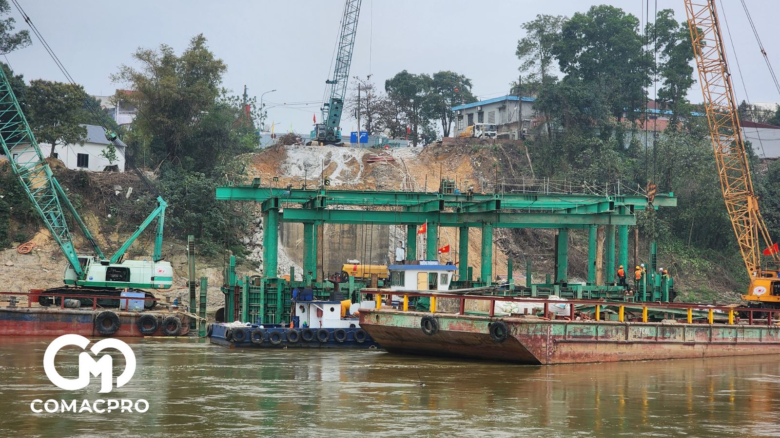 Bên cạnh đó, dự án có hai hạng mục khó nhất đó là thi công xong cọc khoan cọc, đổ bê tông bệ, thân trụ T4 và T5 dưới sông vượt trước lũ tiểu mãn (khoảng giữa tháng 4/2025) và hoàn thành công trình trong tháng 12/2025.