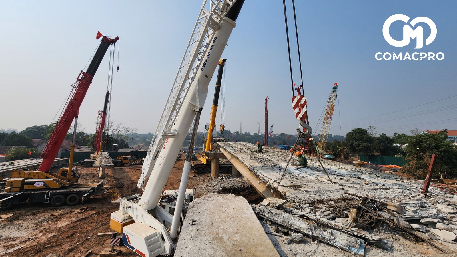 Rộn tiếng máy trên công trường xây cầu Phong Châu mới