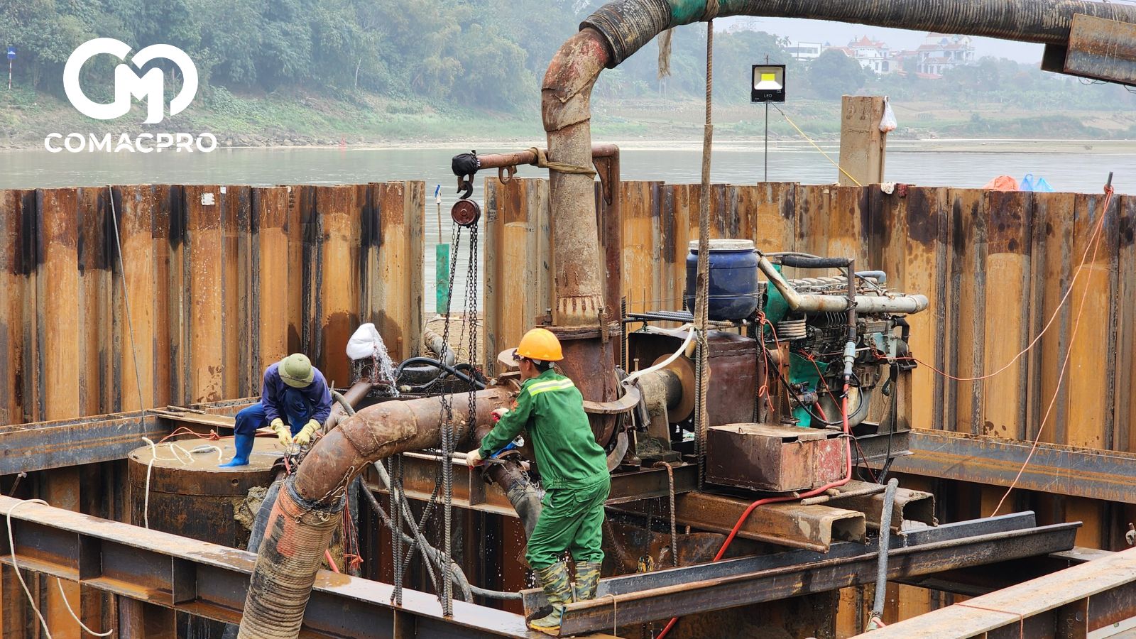 Dự án cầu Phong Châu mới có tổng mức đầu tư hơn 635 tỷ đồng, do Ban QLDA Thăng Long làm chủ đầu tư và Tổng công ty Xây dựng Trường Sơn thi công. Cầu được xây dựng bằng bê tông cốt thép và bê tông cốt thép dự ứng lực, với tổng chiều dài gần 653m, bề rộng 20,5m, phù hợp với bề rộng nền đường.