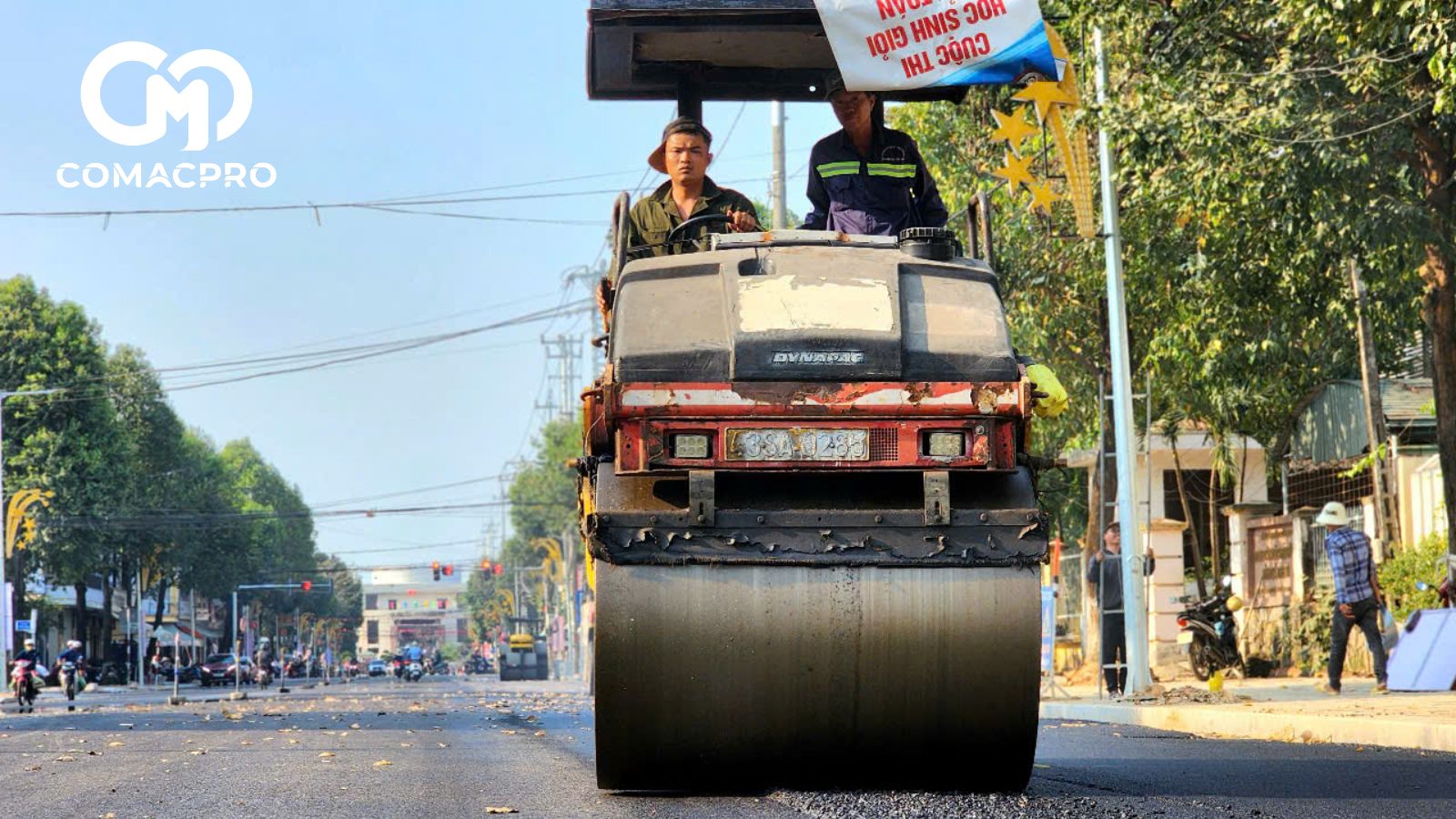 Đoạn tuyến từ đường Lê Trung Đình đến Cách Mạng Tháng Tám đã thảm nhựa hoàn thiện, nhà thầu chuẩn bị kẻ vạch sơn đường.