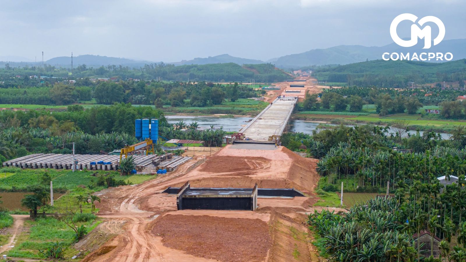 Cao tốc Quảng Ngãi - Hoài Nhơn dài 88km, nối hai tỉnh Quảng Ngãi và Bình Định, vốn đầu tư khoảng 20.400 tỷ đồng. Trong các hạng mục chính của dự án như nền đường, 3 hầm xuyên núi, trên tuyến các nhà thầu phải thi công 77 công trình cầu các loại.