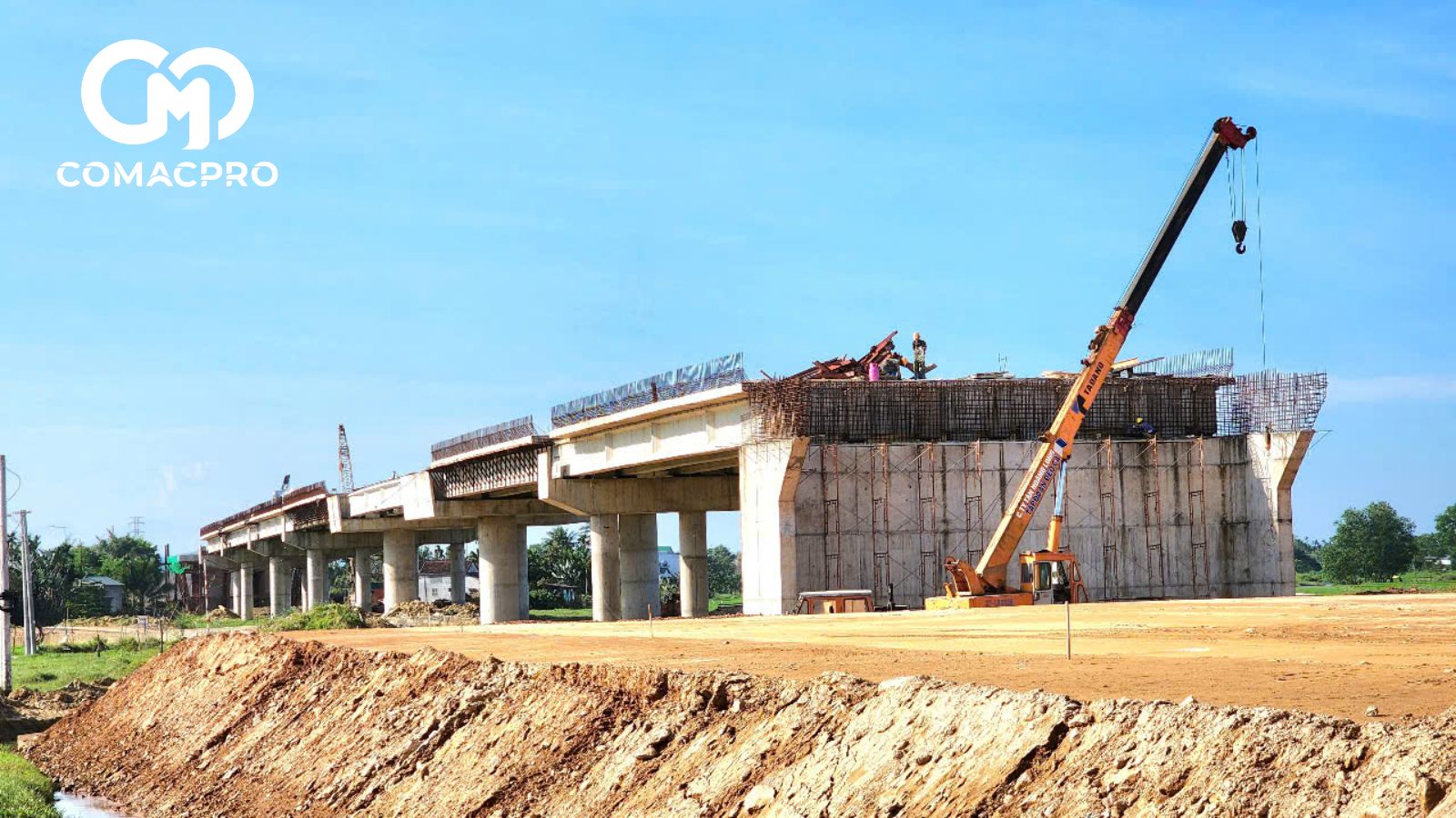 Theo báo cáo của Tập đoàn Đèo Cả, đến nay đã thi công hoàn thành mố trụ 77/77 cầu, có 53/77 cầu đang triển khai lắp dầm và thi công bản mặt cầu.