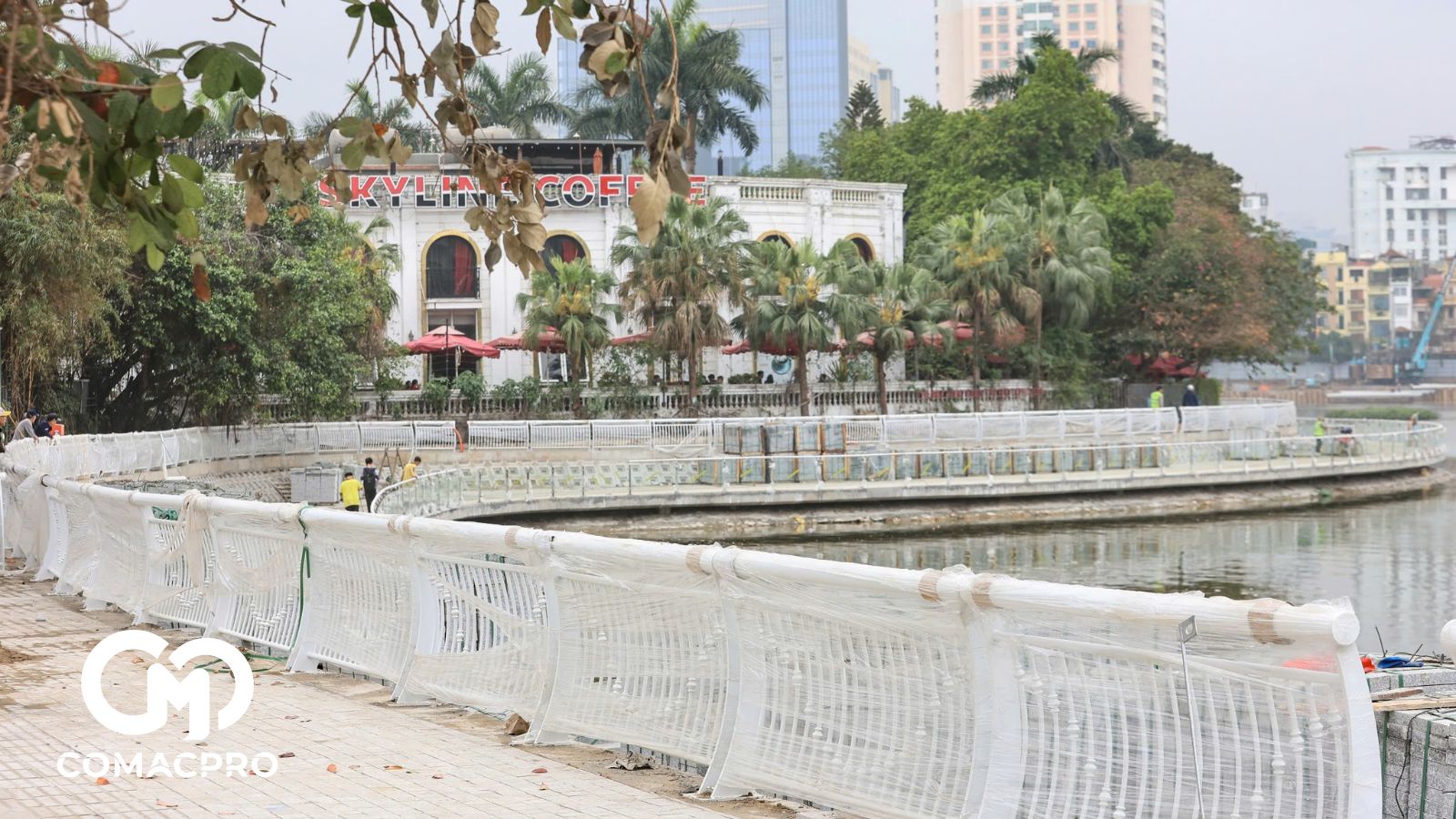 Dự án cải tạo hồ Đống Đa đang mở rộng, nâng cấp đường dạo phía dưới trên cơ sở kè hiện trạng bằng đá tự nhiên nhám bề mặt. Các đơn vị thi công đang tiến hành thay thế hệ thống lan can, vỉa hè quanh hồ đã xuống cấp, hư hỏng. Đồng thời, các công nhân cũng trồng mới, thay thế một số cây xanh bóng mát bị sâu mục, nghiêng ngả, gãy đổ, không thuộc chủng loại cây đô thị; bố trí hệ thống cây thảm, cây bụi trang trí xen kẽ hệ thống ghế ngồi, đường dạo ven hồ...