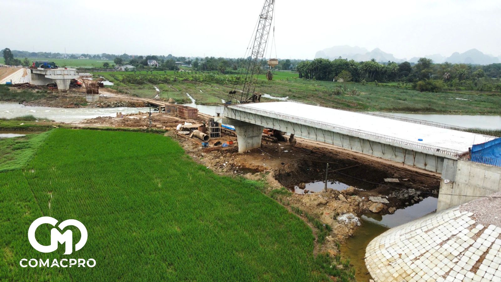 Hằng ngày trên công trường, đại diện chủ đầu tư, đơn vị TVGS đều kiểm tra thực tế, giám sát chặt việc thi công dự án.