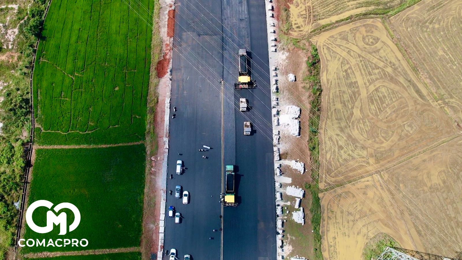 Chạy dọc công trường cao tốc Biên Hòa - Vũng Tàu dài gần 20km qua địa bàn TP Phú Mỹ và Bà Rịa (tỉnh Bà Rịa - Vũng Tàu) PV ghi nhận khí thế thi công rất sôi động. Ở cả phần cầu và phần đường, các nhà thầu đang tăng công suất để kịp thông xe kỹ thuật vào dịp 30/4 tới. (Trong ảnh công nhân đang thi công phần kè và thảm nhựa lớp còn lại).