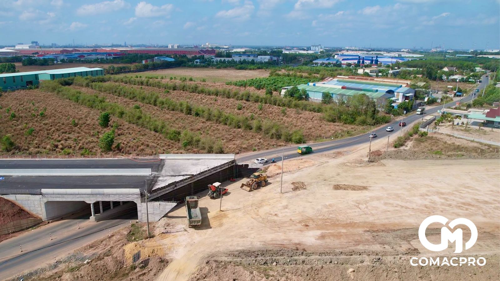 Một kỹ sư cho biết, phần do nhà thầu Sơn Hải thi công khoảng 14,2km đường với 5 mũi thi công, huy động gần 100 thiết bị và 200 nhân sự. “Anh em đang triển khai thảm lớp bê tông nhựa phần hoàn thiện, hệ thống hàng rào, rãnh thoát nước, hộ lan, đường dân sinh, sản lượng đạt 84%. Do thời gian còn lại không nhiều nên công nhân làm ba ca bốn kíp xuyên ngày đêm. Công ty động viên công nhân bằng lương thưởng, đãi ngộ ổn nên anh em an tâm làm việc”, kỹ sư này thông tin.