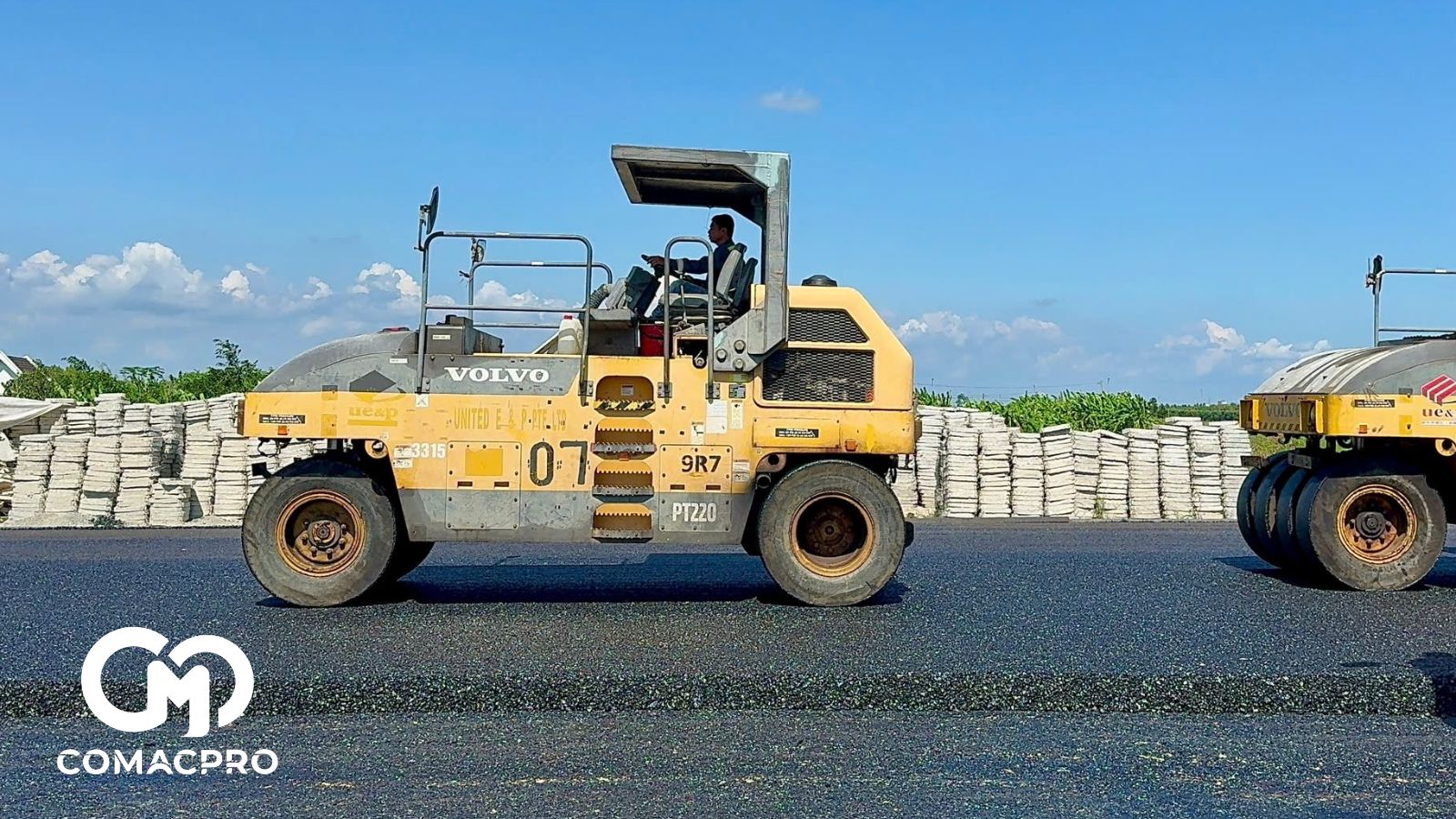 Theo ông Hùng, đơn vị đảm nhận thi công 5,3km đường và 2 cầu vượt ngang với gần 75 thiết bị và 115 nhân sự được huy động. Công nhân tập trung cấp phối đá dăm, bê tông nhựa, đường gom dân sinh, rãnh thoát nước dọc, an toàn giao thông. Sản lượng đạt gần 65%.
