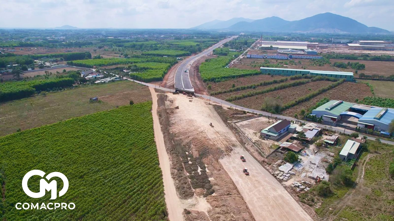 Cách đó không xa, một công nhân khác là anh Cao Tư cũng đang cho xe lăn bánh nhịp nhàng trên đoạn đường đang thảm nhựa. Anh Tư cho hay, công ty cho biết tiến độ rất gấp nên ai cũng nỗ lực tăng ca để đạt được sản lượng mong muốn. "Việc nhiều cũng không nặng nhọc nên tôi thấy thoải mái. Ngày phơi nắng làm việc, giờ nghỉ gọi điện tâm sự cùng gia đình. Ngày công trình hoàn thành tôi sẽ về thăm nhà khoảng nửa tháng rồi đến nơi khác để tiếp tục mưu sinh", anh Tư nói.