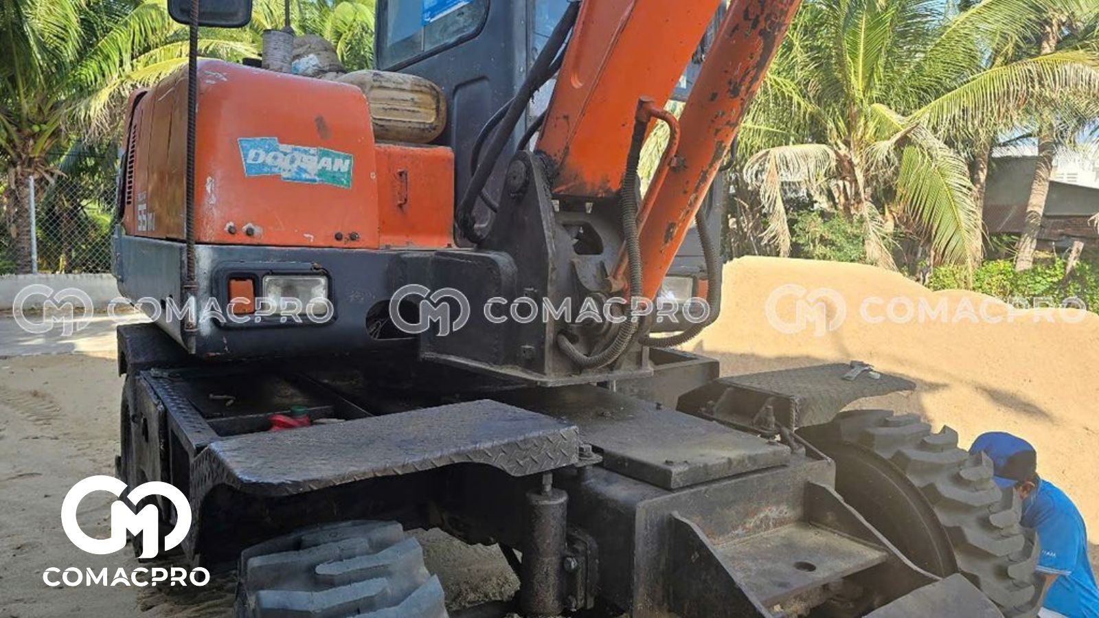 Máy xúc SL55W-V do hãng Daewoo (nay là Doosan) sản xuất vào năm 2001 là dòng máy có kích thước trung bình, phù hợp cho các công trình xây dựng dân dụng, đô thị và khai thác quy mô nhỏ.