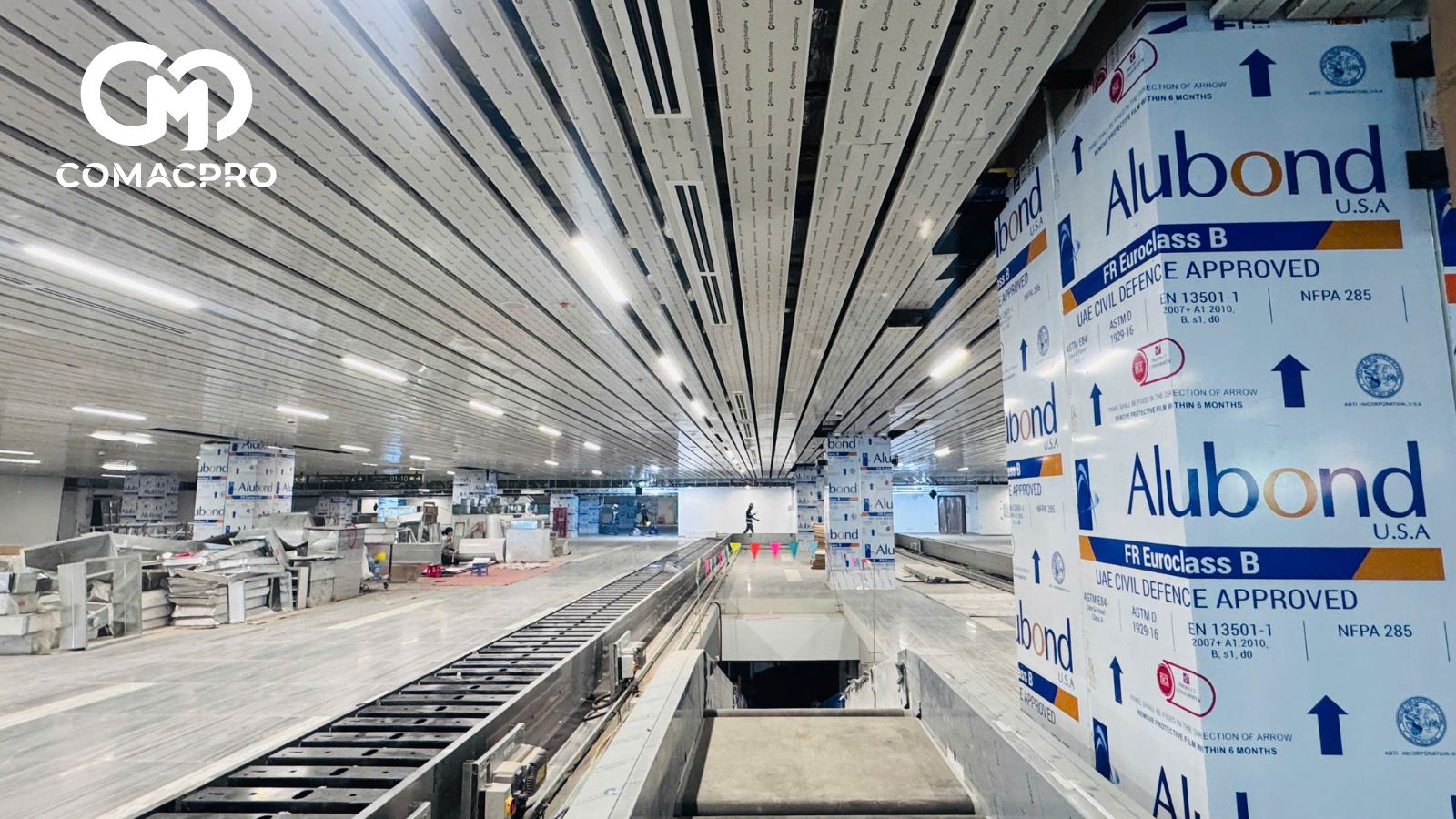 Bên trong sảnh nhà ga T3, các hạng mục đã gần hoàn thiện, đang được sắp xếp theo thiết kế. Phần xây lắp cơ điện toàn dự án đã hoàn thành đến 97%, các tủ điện hạ thế tổng, tủ điện phân phối, hệ thống chiếu sáng, băng cáp, chiếu sáng sân đỗ máy bay, bãi phương tiện cũng đã hoàn thành.