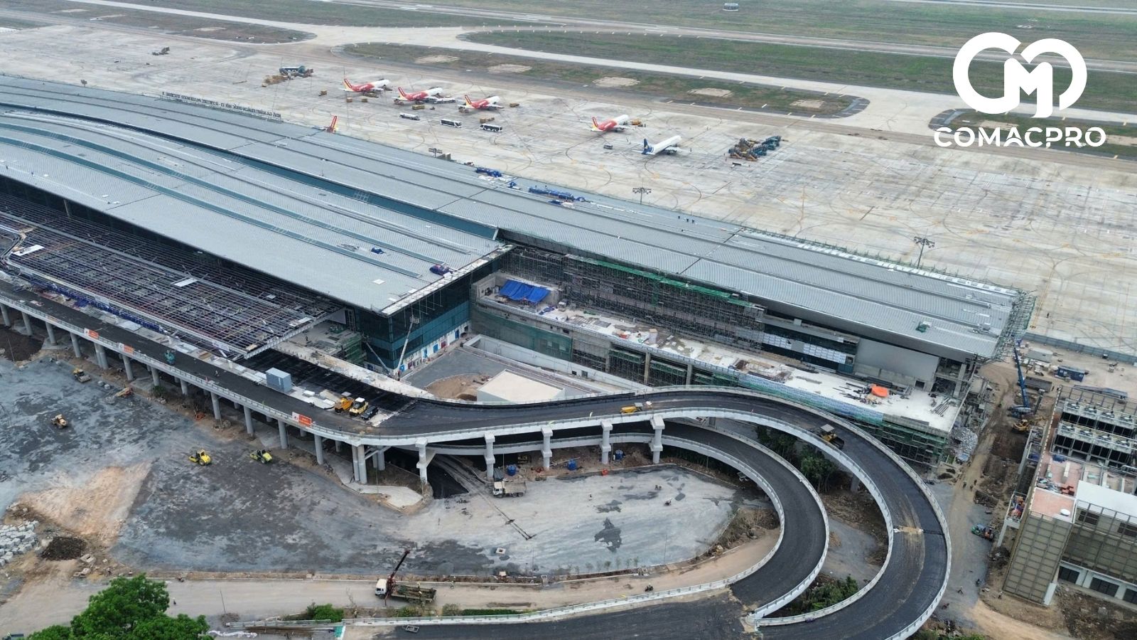 Hệ thống băng tải hành lý, các nhà thầu đã hoàn tất thi công sàn thép. Hệ thống băng tải cũng thi công xong 8 lines băng chuyền; 6/6 đảo hành lý đi; 10/10 đảo hành lý đến. Bên cạnh đó, toàn bộ máy soi và hệ thống trả khay tự động đã về công trường ngày 28/2, đang được lắp đặt để thực hiện công tác kiểm xạ, đảm bảo tiến độ làm thủ tục xin cấp phép hoạt động theo quy định.